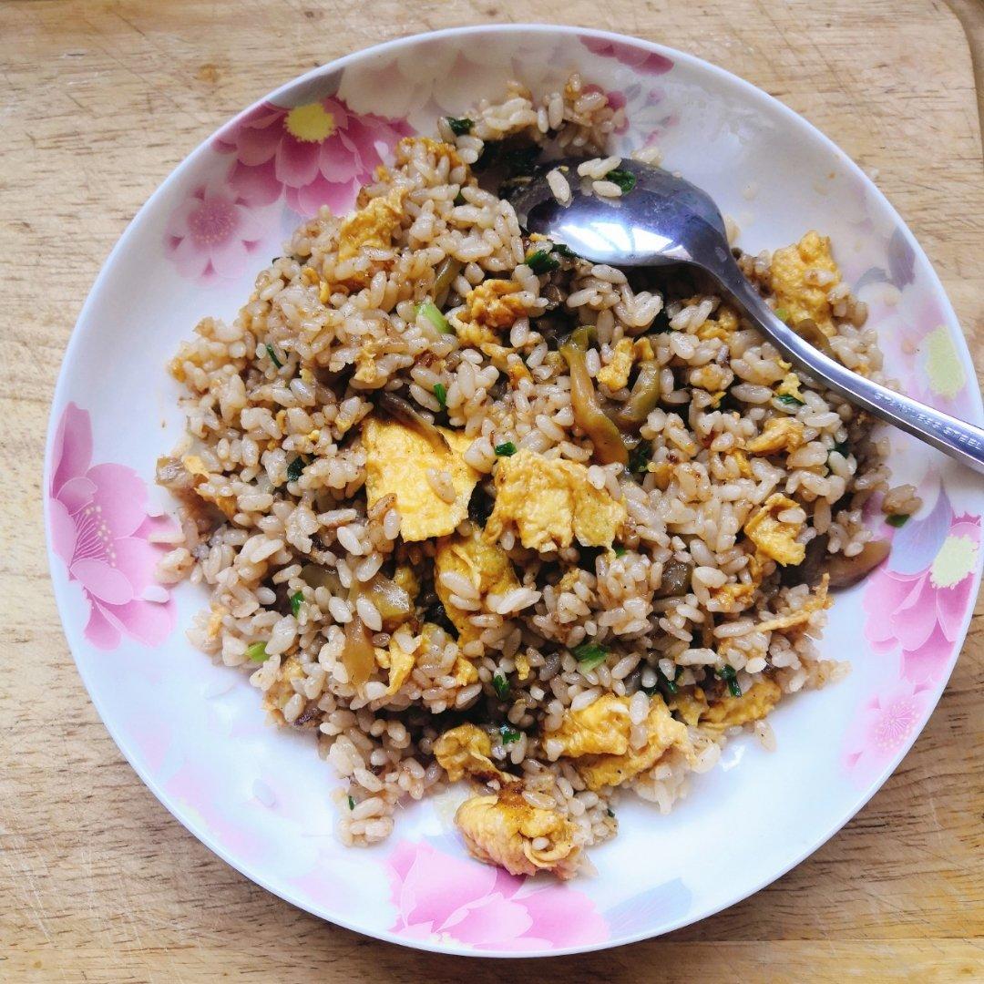 榨菜蛋炒饭（粒粒分明小窍门）