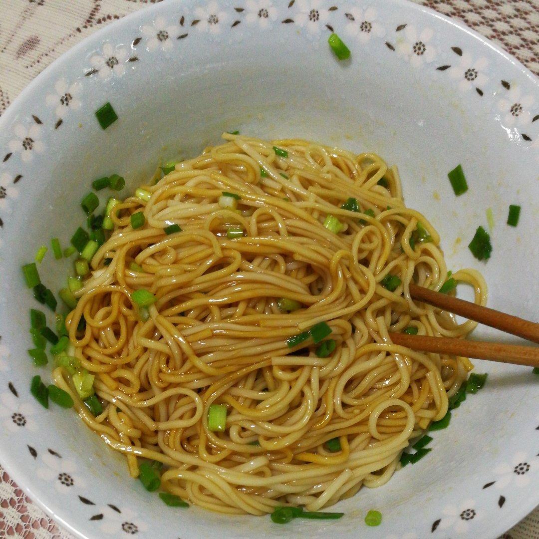 葱爆面—就是汪涵在天天向上里面做的那个啦