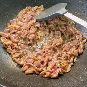 酸豆角炒牛肉的做法 步骤5