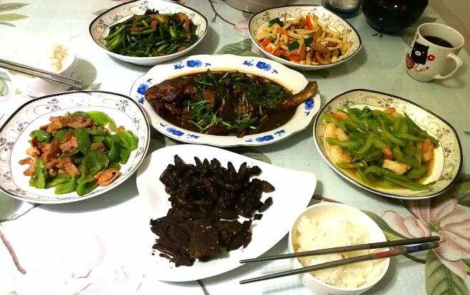 龙嫂的几个快手素淡小炒——西芹炒虾仁，尖椒炒肉片，白玉菇炒肉片的做法
