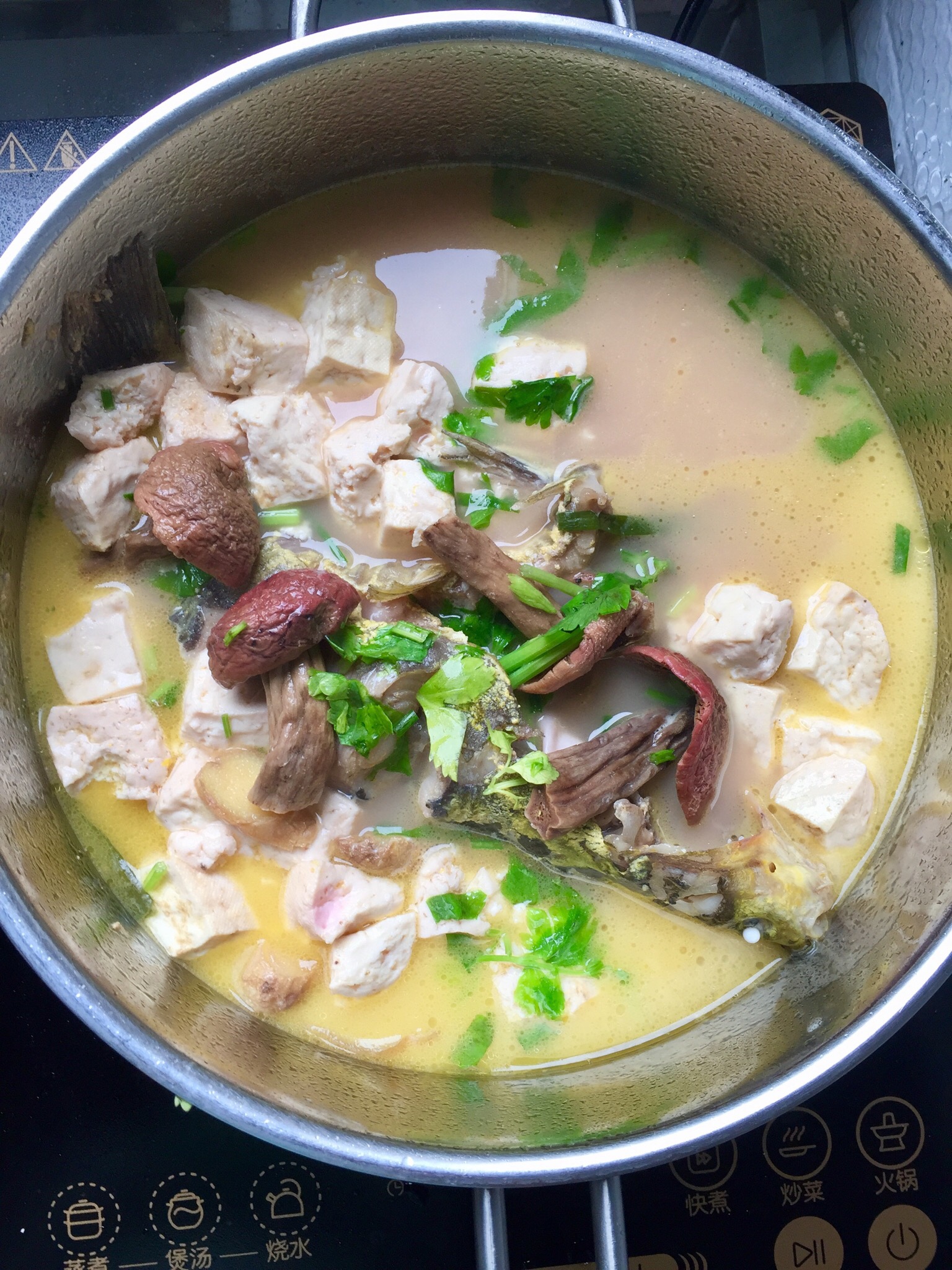 红菇豆腐黄甲鱼汤的做法