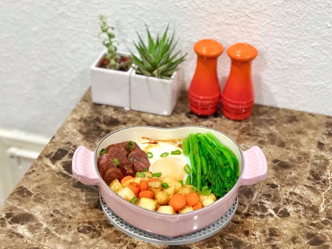 铸铁锅腊肠煲仔饭