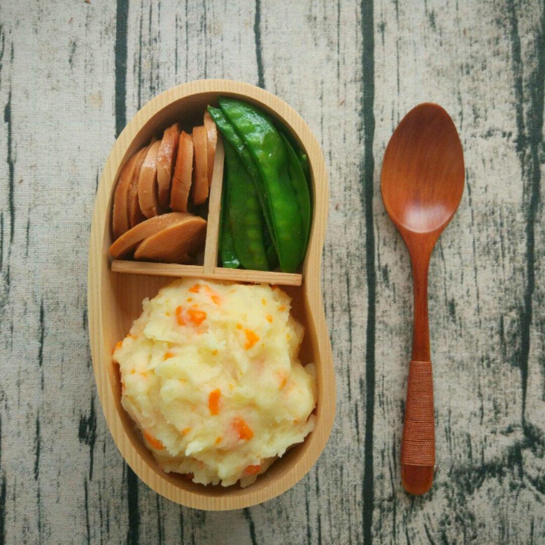 日式土豆泥+荷兰豆香肠便当，今天不想吃米饭！