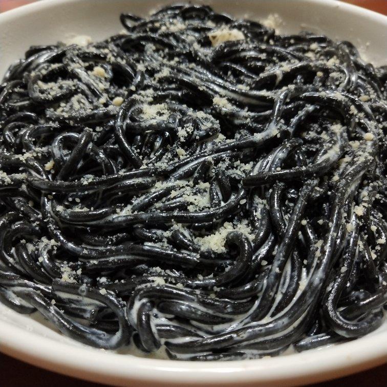 奶油培根墨鱼汁意面