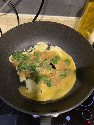 菜脯炒蛋，热带风味萝卜干煎蛋，比煎蛋还简单的下饭菜，三分钟快手菜，零调味的做法 步骤4