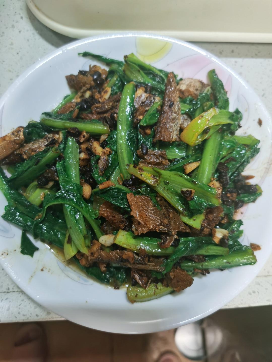 厨师长教你：“鲮鱼油麦菜”的家常做法，翠绿爽口，咸鲜干香