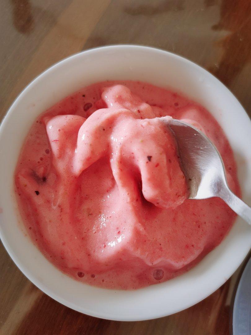 自制草莓牛奶冰沙
