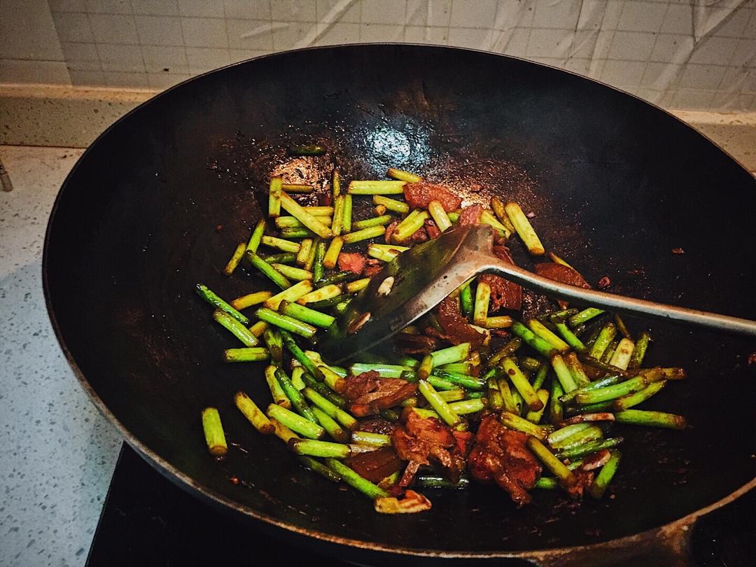 超好吃的腊肠炒蒜苔