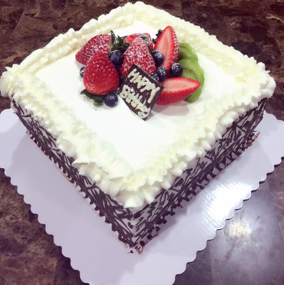 mindy-11做的草莓蛋糕(巧克力围边)