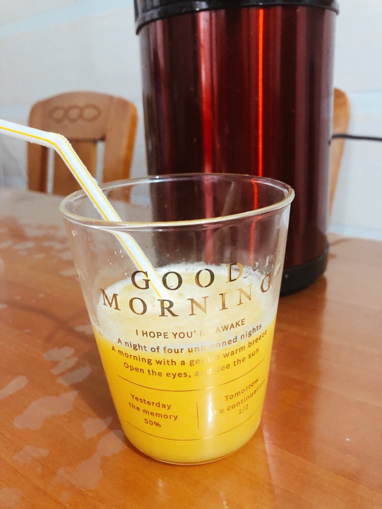 鲜榨橙汁➕苹果的做法