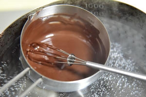 红茶牛奶慕斯佐杏仁巧克力脆片的做法 步骤3