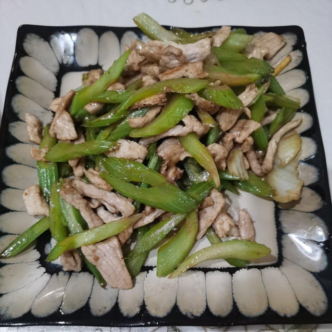 超级嫩的芹菜炒肉
