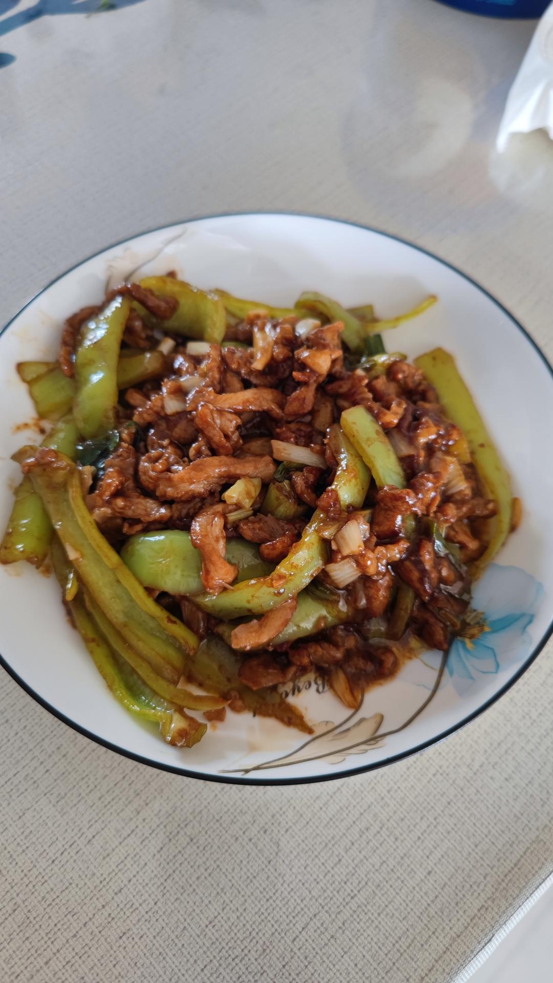 青椒肉丝，这样炒太好吃了。