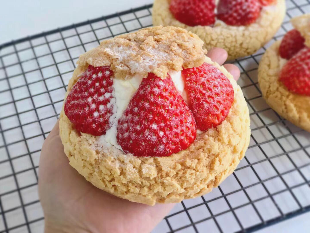 冬天的第一颗草莓🍓圣诞款🎄草莓大泡芙✨妥妥哒颜值美味 😋快来艾特你的大猪蹄子吧🙈