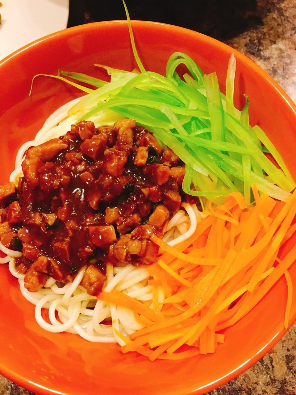 lornaleee做的炸酱面