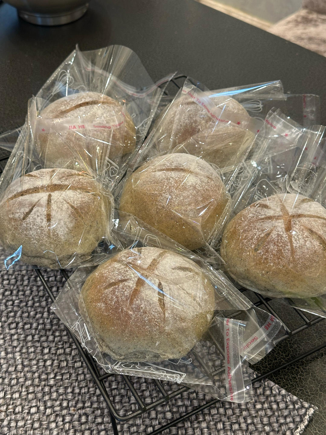 黑芝麻苏籽玫瑰米软欧｜超好吃大米面包