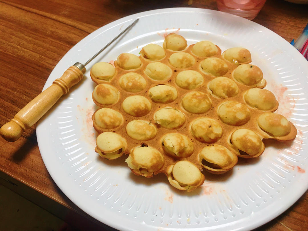 11岁女孩自制鸡蛋仔