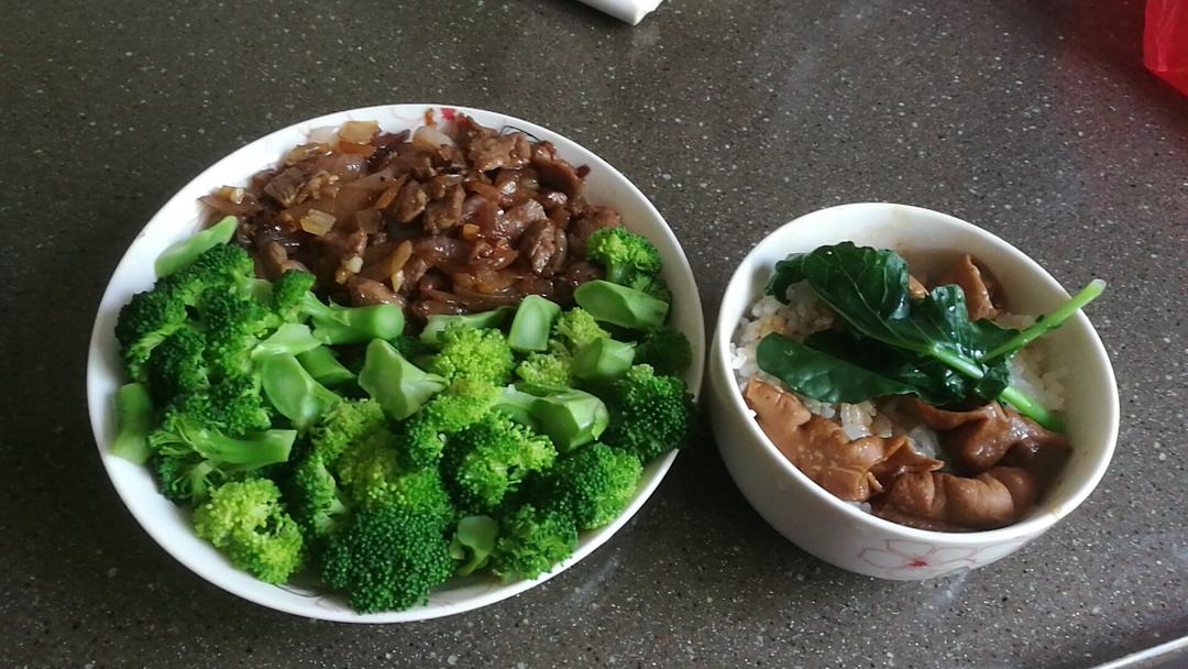 孜然洋葱炒牛肉粒
