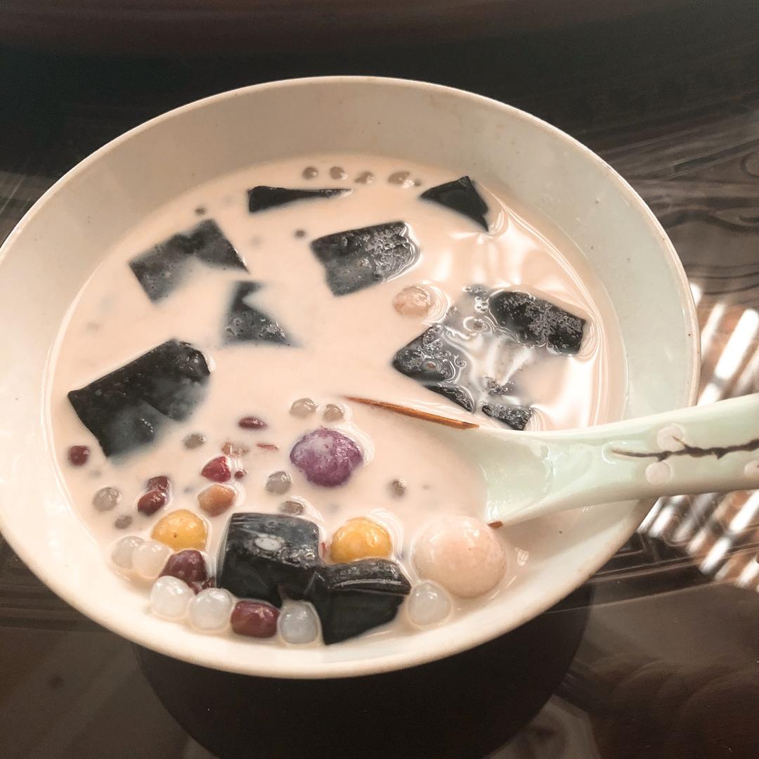 linggaga做的自制鲜芋仙芋圆(另附: 蜜红豆和仙草冻的做法)