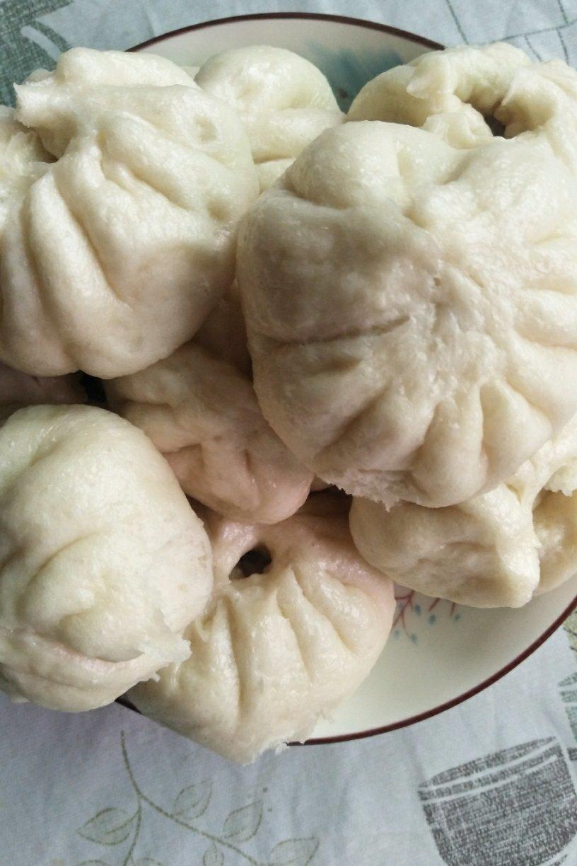 汤汁饱满，芹菜碧绿，家庭版大包子