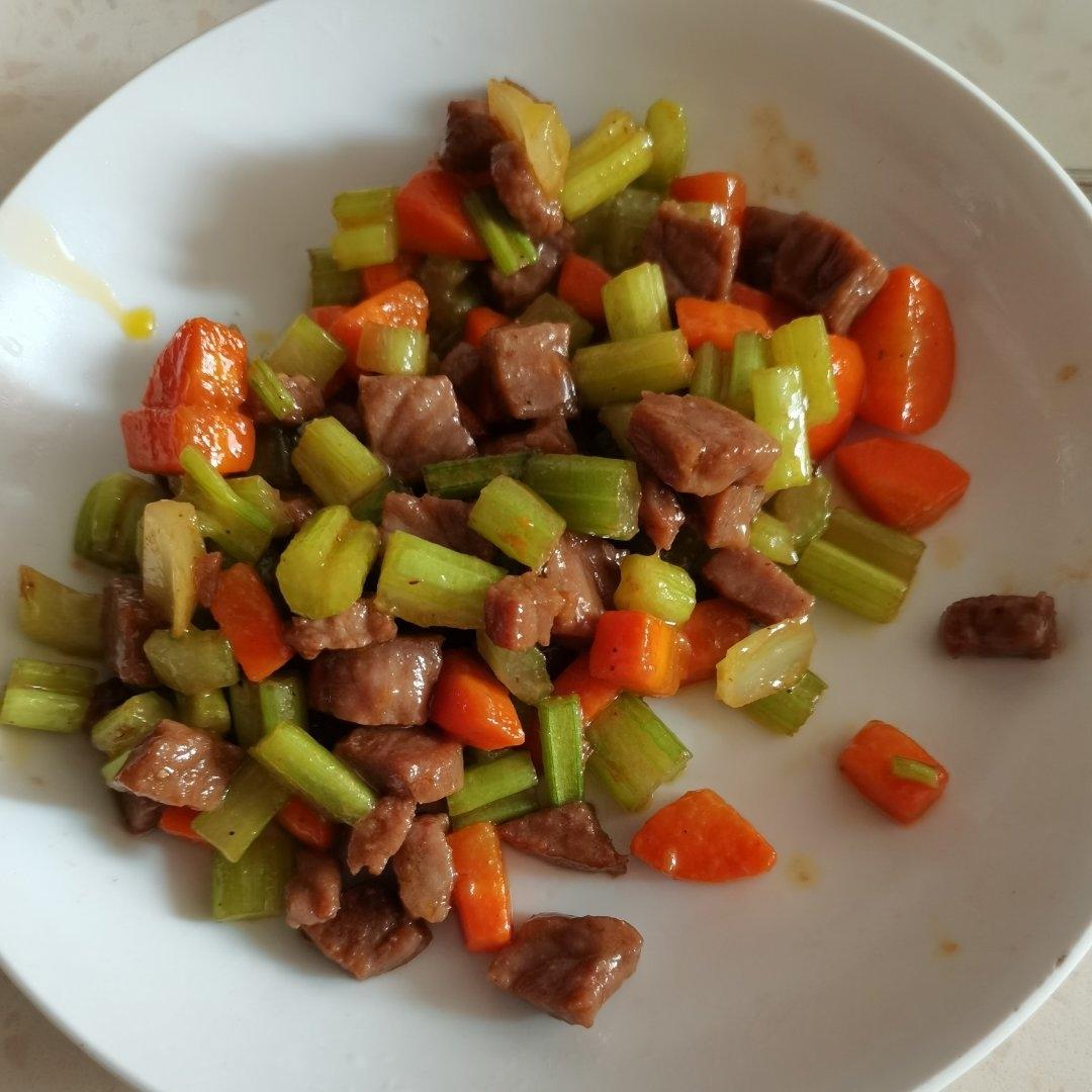 黄油西芹西冷牛肉粒