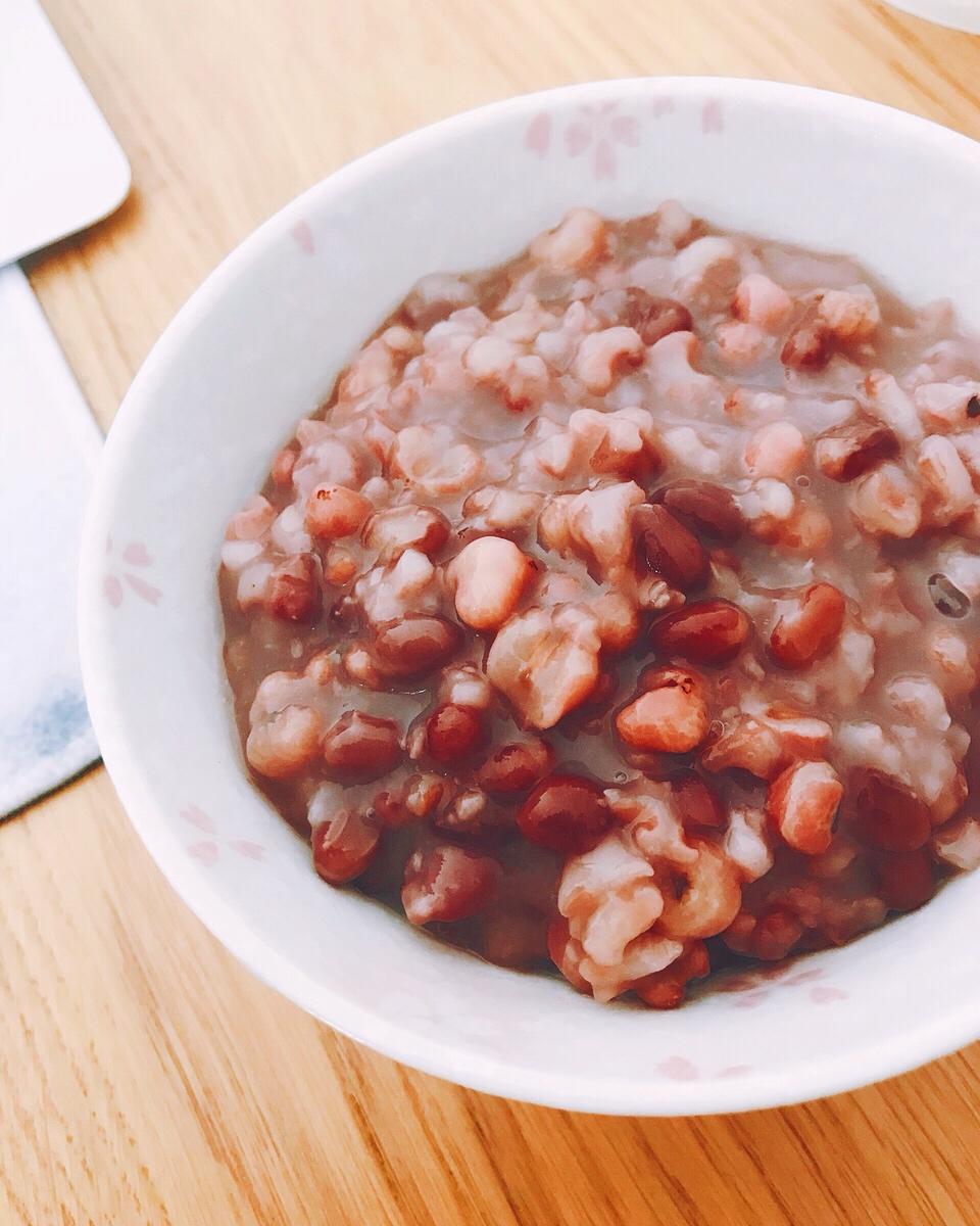 红枣红豆薏仁牛奶粥
