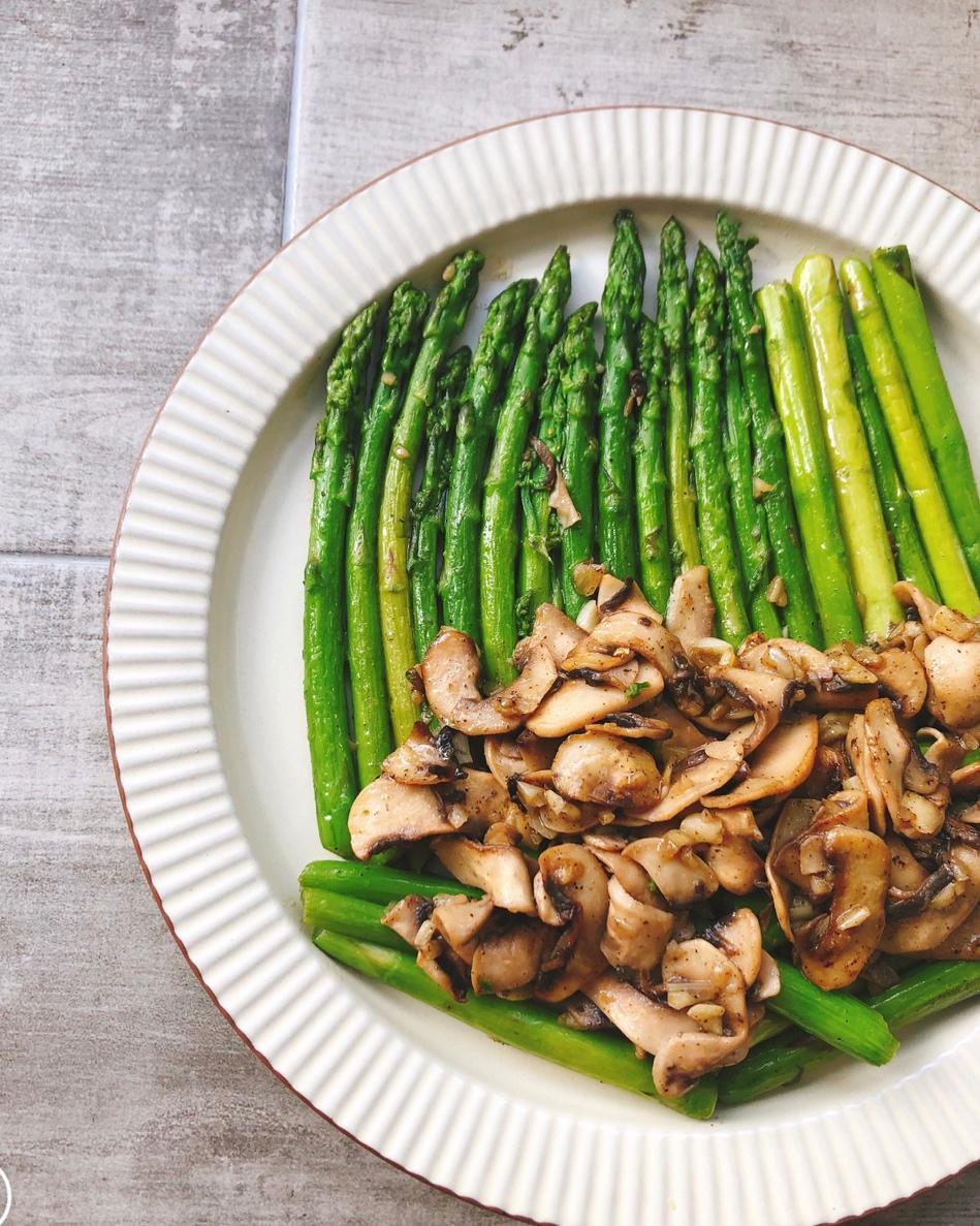 芦笋炒蘑菇