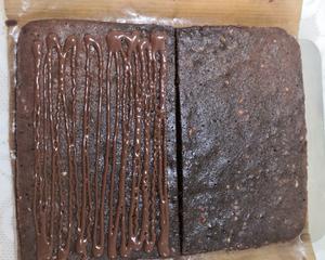 榛果布朗尼夹心草莓蛋糕🍓🍰（甘那修酱夹心）可可巧克力控！零失败！11寸长方形浅盘的做法 步骤11