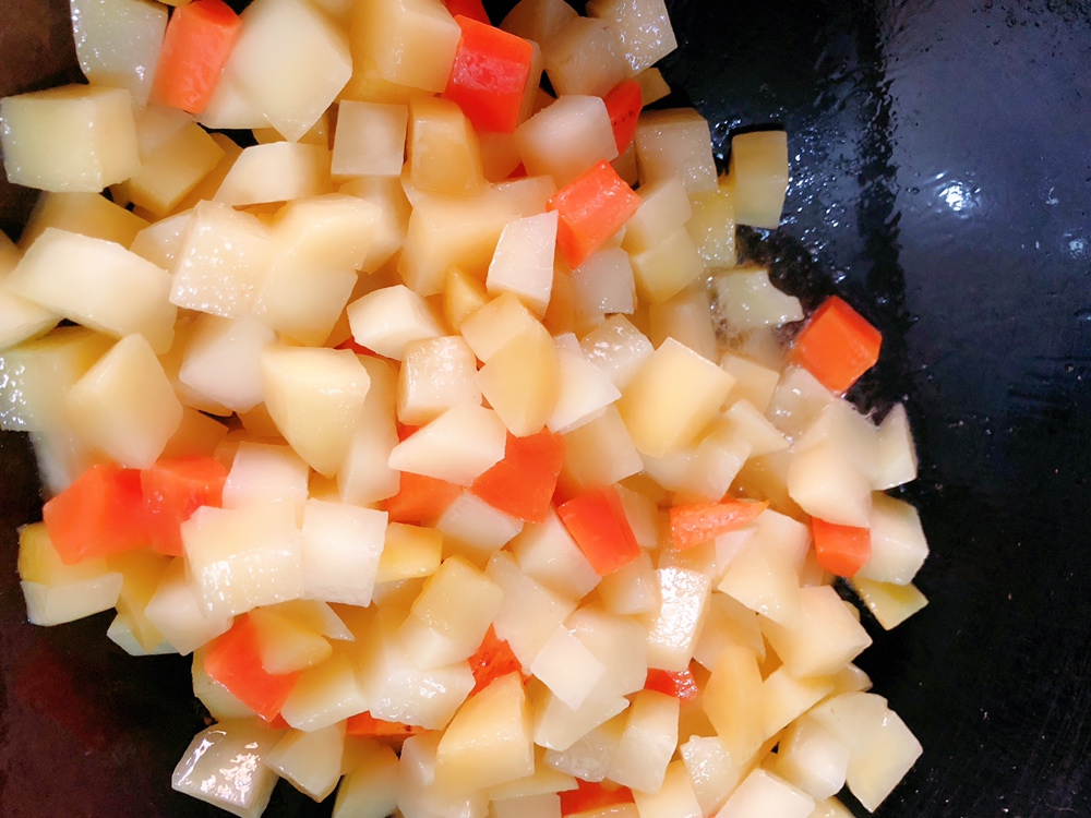 咖喱土豆胡萝卜的做法 步骤2