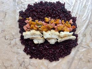 蛋黄肉松紫米饭团的做法 步骤6