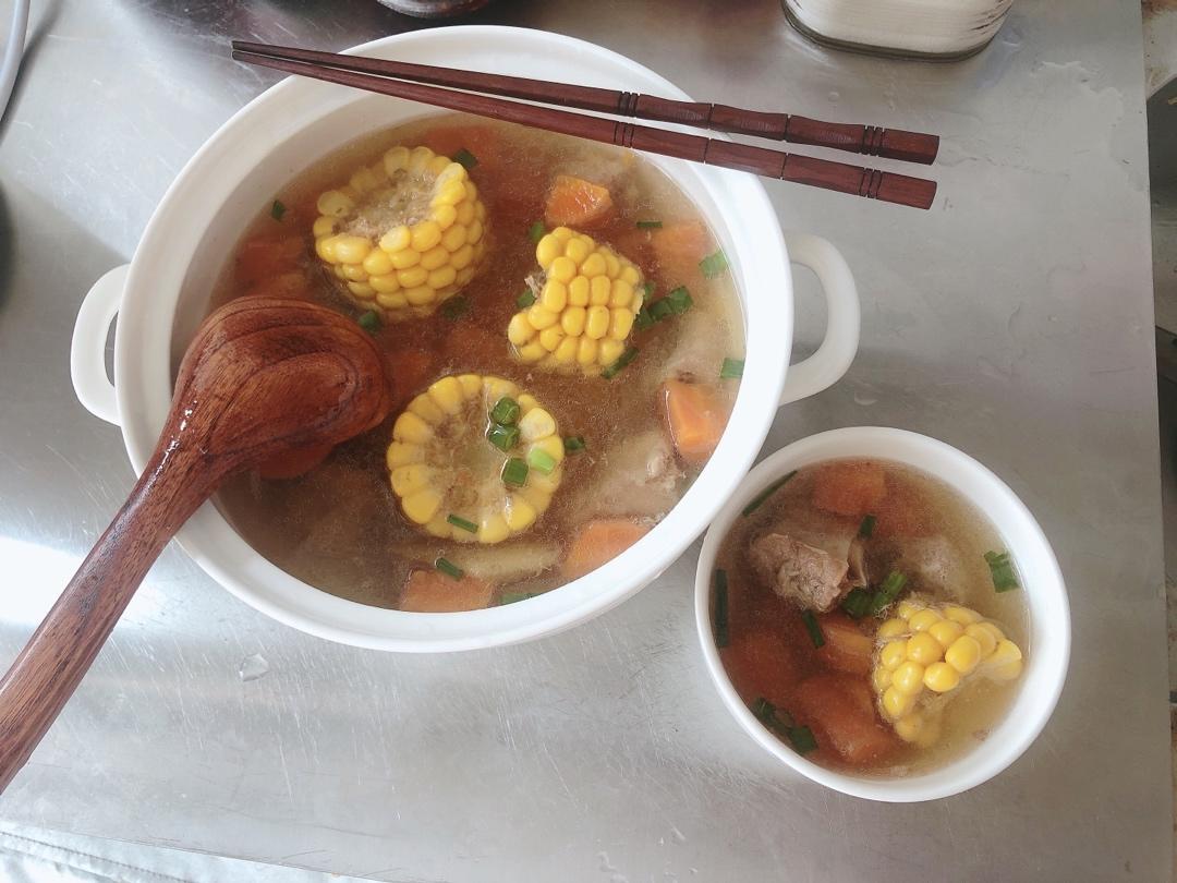胡萝卜玉米排骨汤