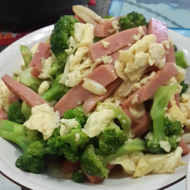 {☀快手晚餐☀}火腿肠滑蛋西兰花