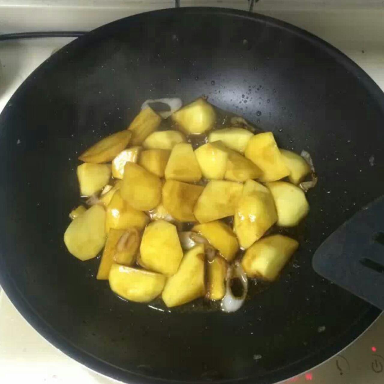 红烧土豆配鲍鱼的做法 步骤3