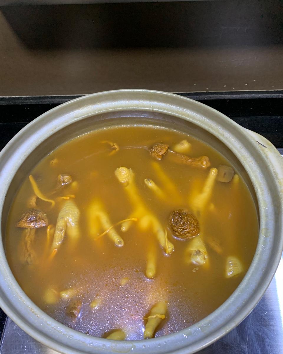姬松茸花胶鸡爪汤