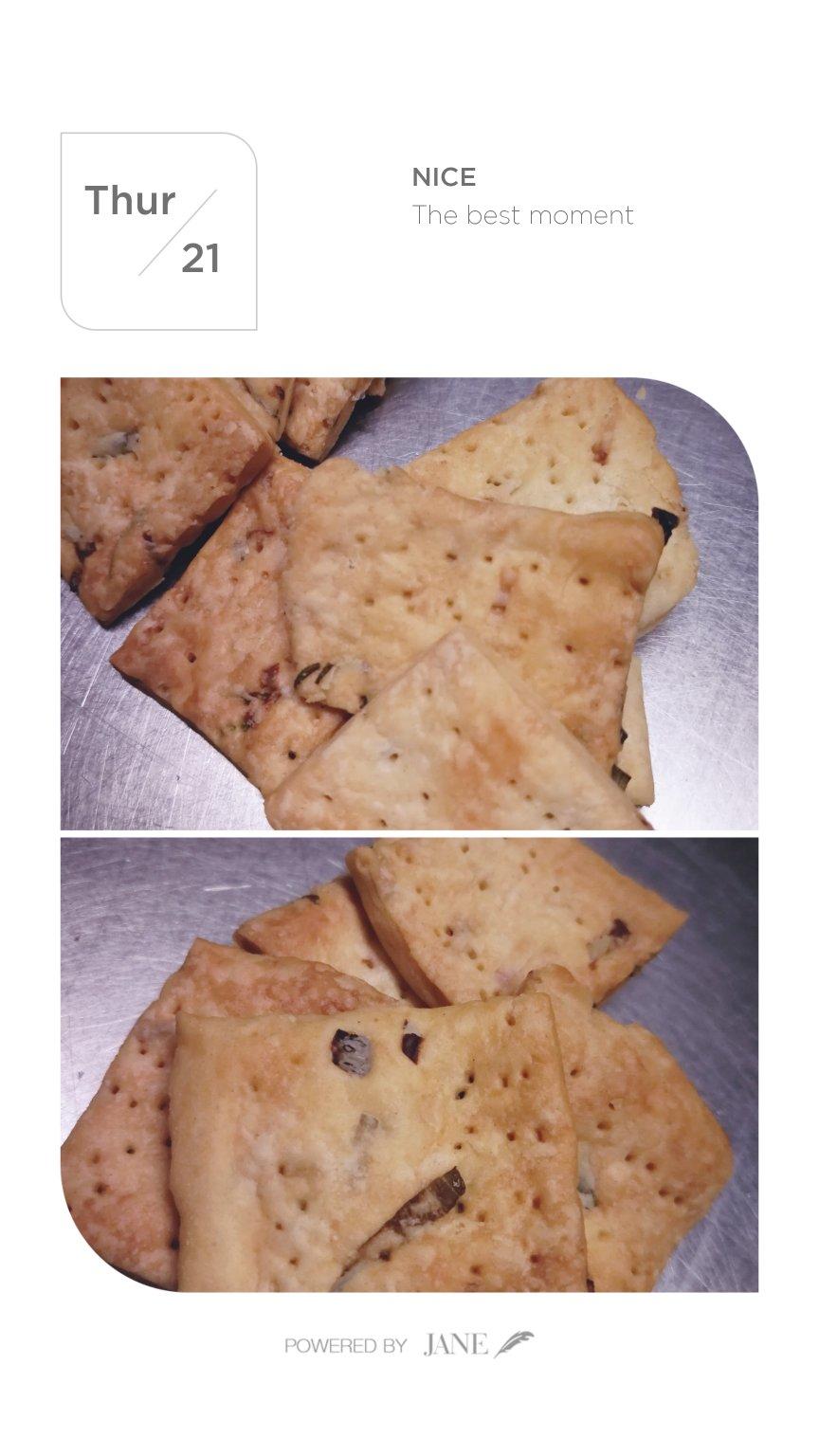 君之---纯天然打造的无比酥松---葱油香酥饼干（葱香苏打饼干）