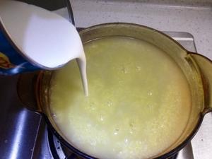 简单易做的椰香小米粥的做法 步骤3