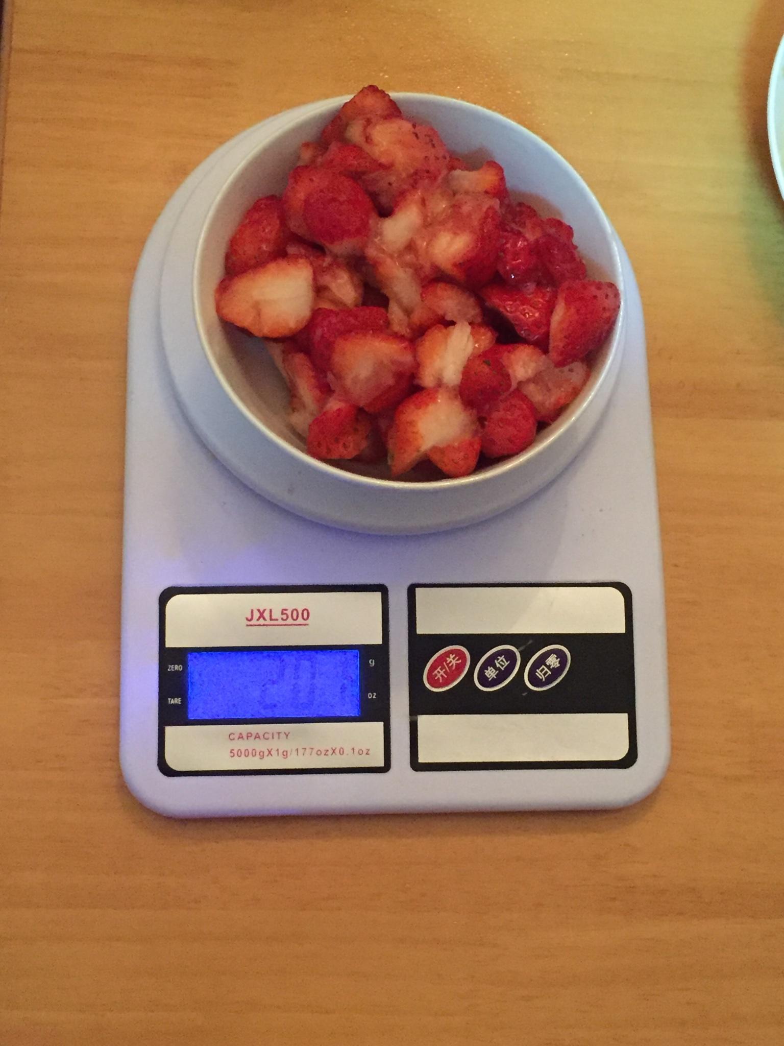如何充分利用被压坏的草莓（快手草莓果酱及草莓果奶）的做法 步骤1