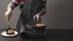 香煎三文鱼拌饭 | 爸爸厨房 VOL . 63--牛油果、米饭、三文鱼、柠檬的做法 步骤9