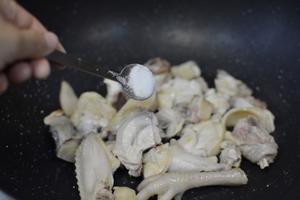 土豆焖鸡（广式姜葱炒鸡）的做法 步骤4