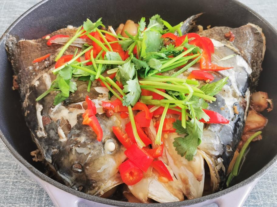 铸铁锅家常菜—鲢鱼煲的做法