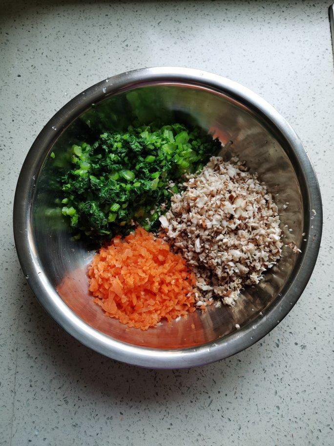 青菜香菇胡萝卜肉丁包子馅，青菜嘎嘣脆，秋冬来上一笼热腾腾的包子