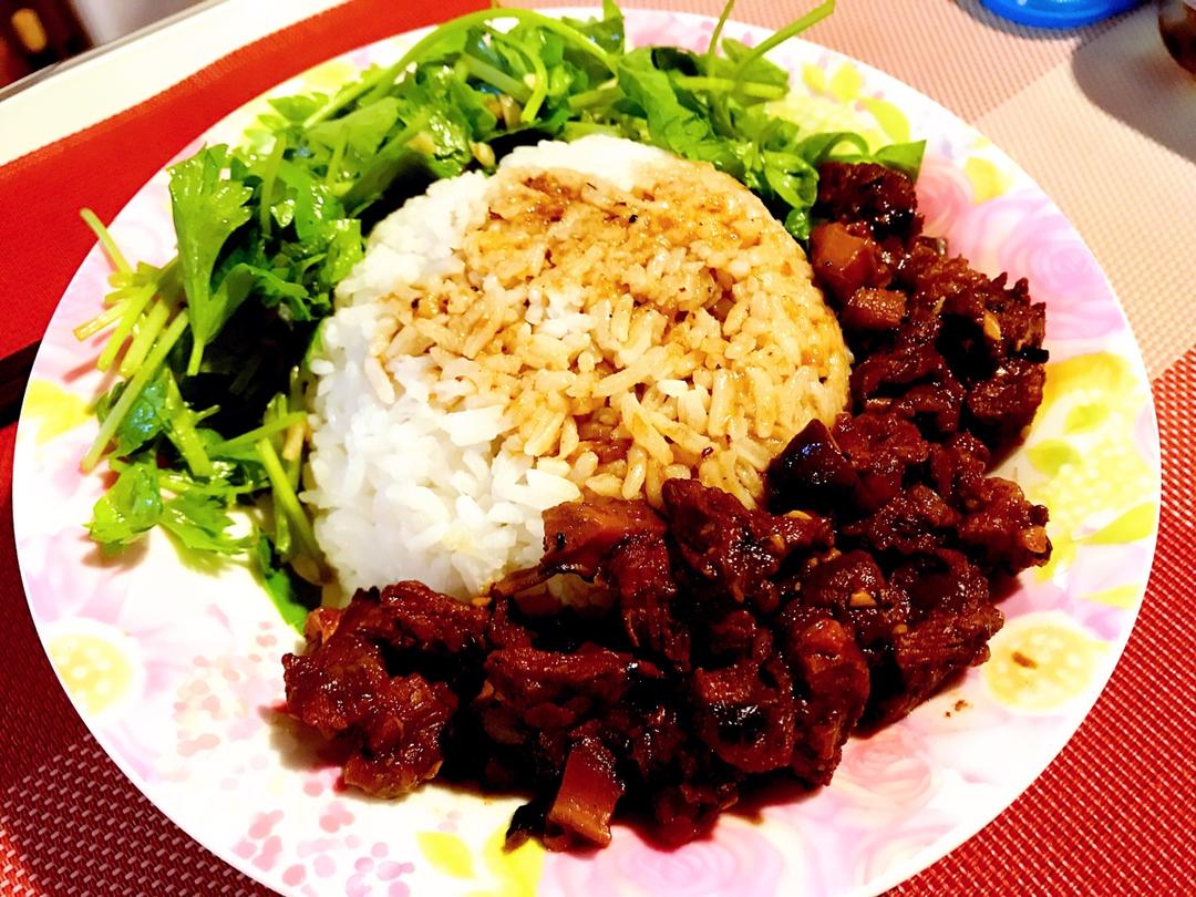 洋葱酥卤肉饭