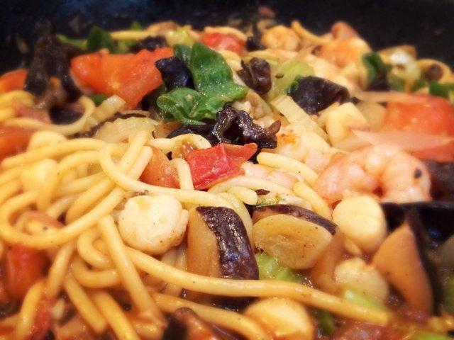 五彩缤纷炒意面的做法