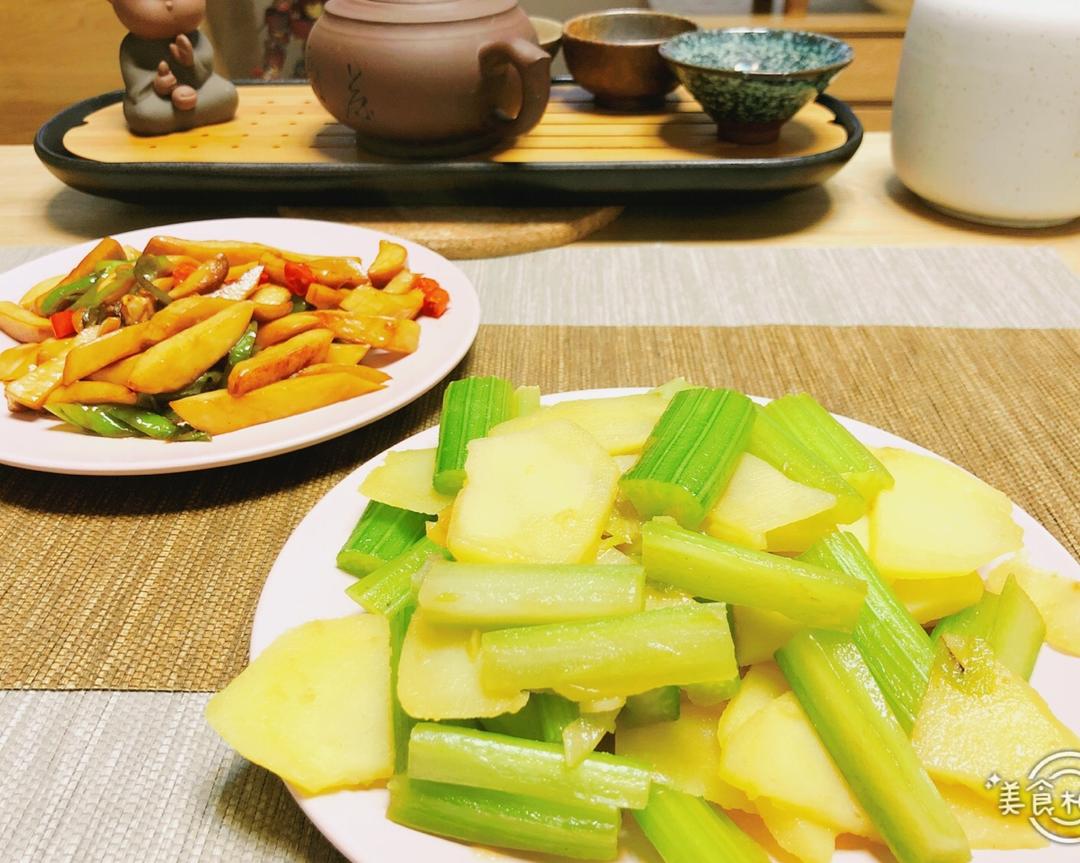 家常炒土豆片（配芹菜）的做法