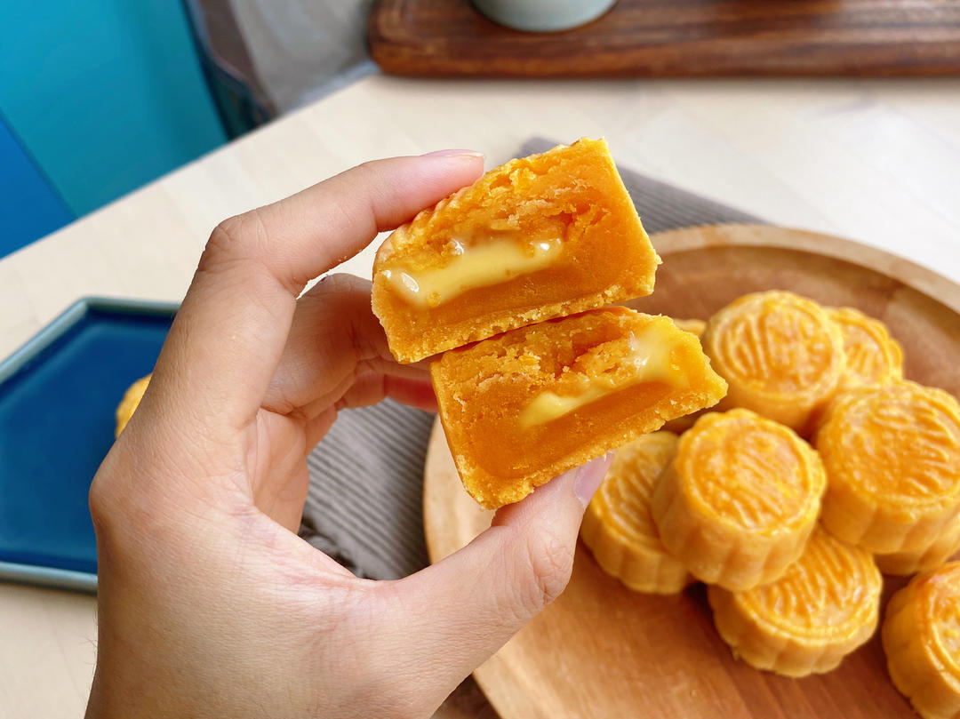💃奶黄流心月饼——这是可以让你坐稳朋友圈厨霸位置的月饼🥮，没人点赞算我输👎