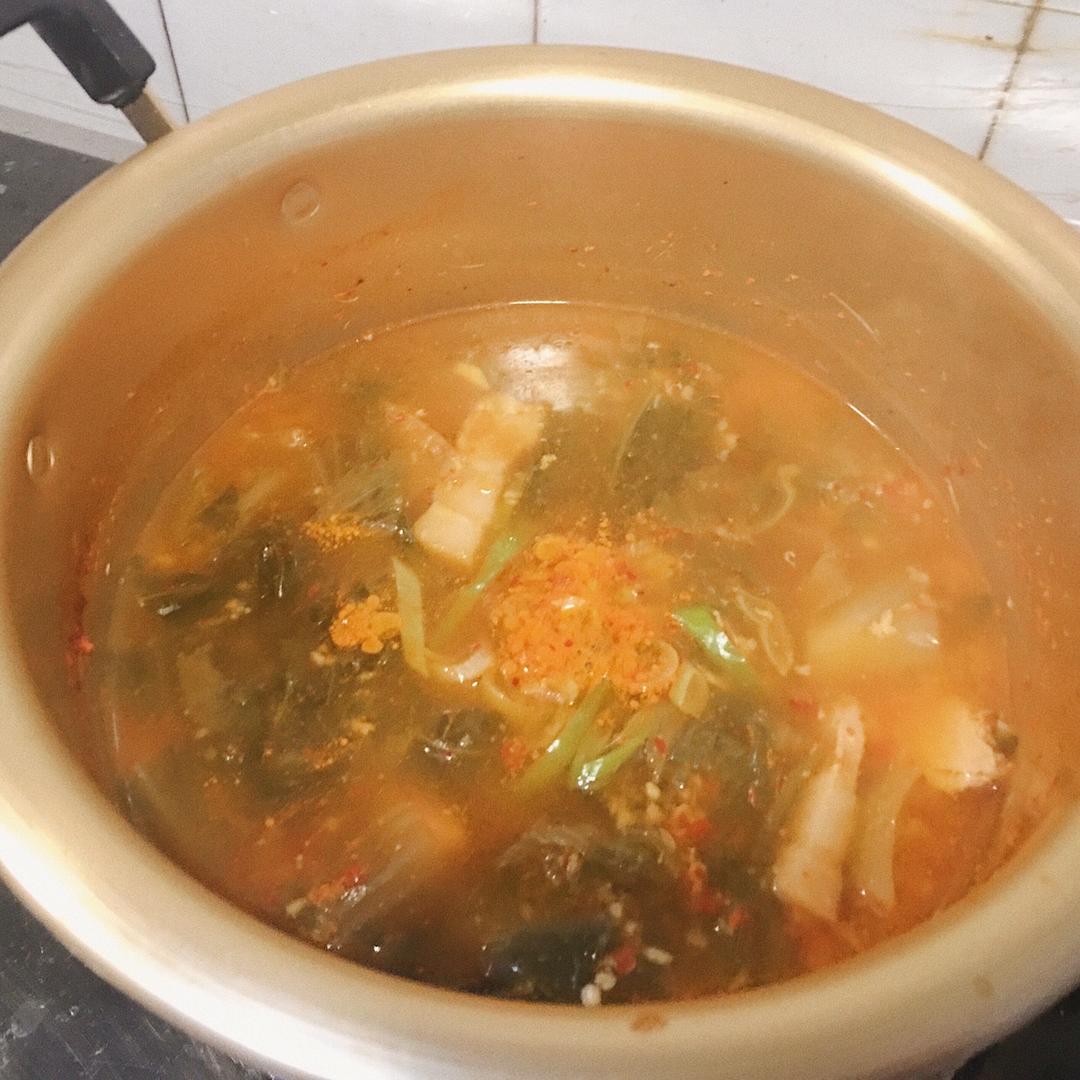 白钟元《美味的广场》E07芥菜泡菜汤的做法