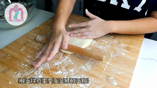 不用厨师机，不用揉半天，也能做出香甜的拉丝牛奶吐司面包！的做法 步骤16