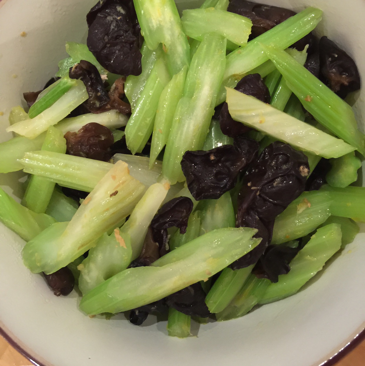 温温飞呀飞做的芹菜炒木耳