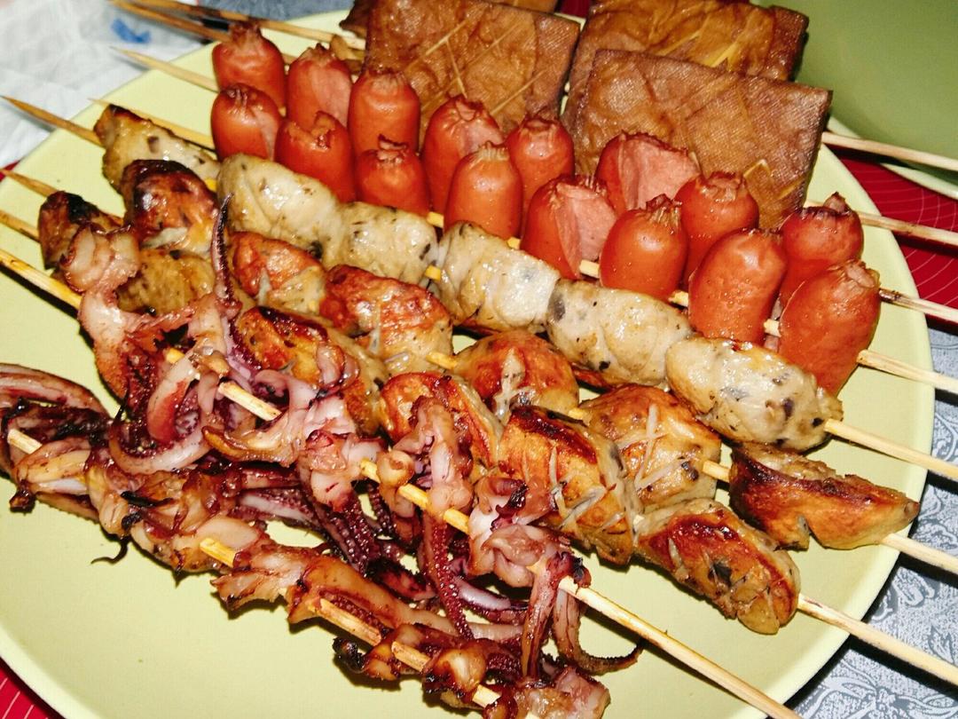 简易烤串（鱿鱼肠仔豆干肉丸）的做法