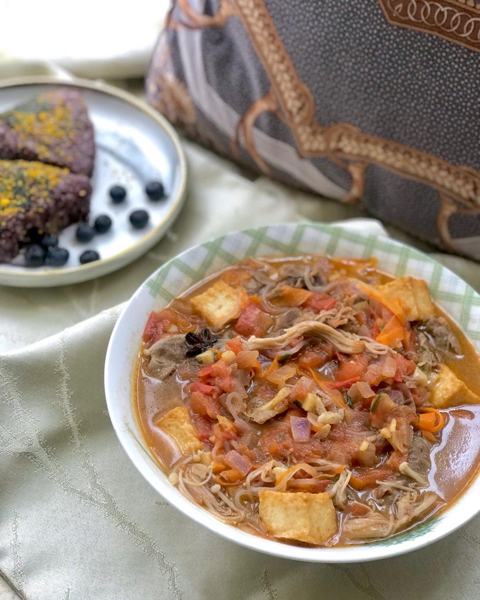 番茄金针菇肥牛锅 鲜到眉毛掉